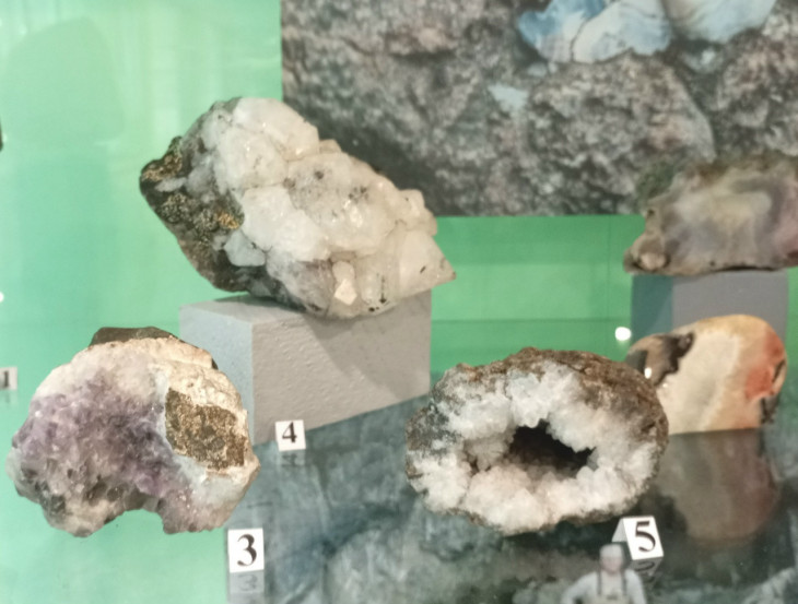 Друзы кристаллов горного хрусталя, аметиста и жеода кварца