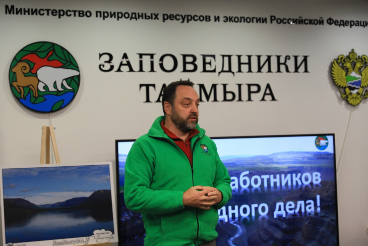 Владимир Званцев поздравляет коллег
