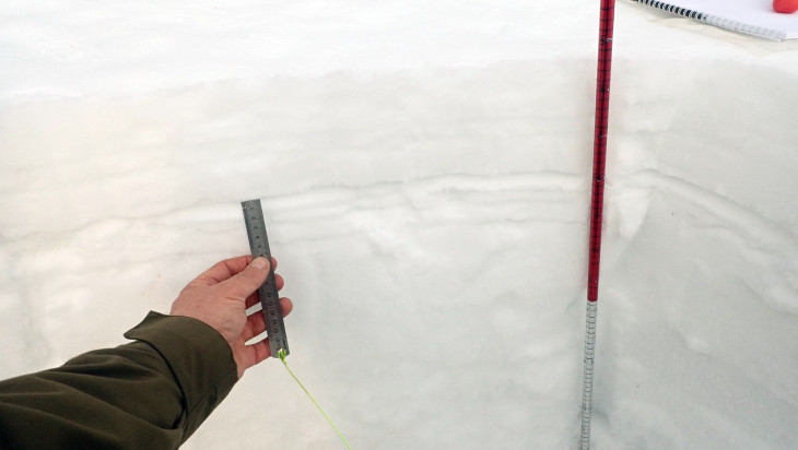 Стенки снежного разреза с выраженными корками внутри снежной толщи (а)