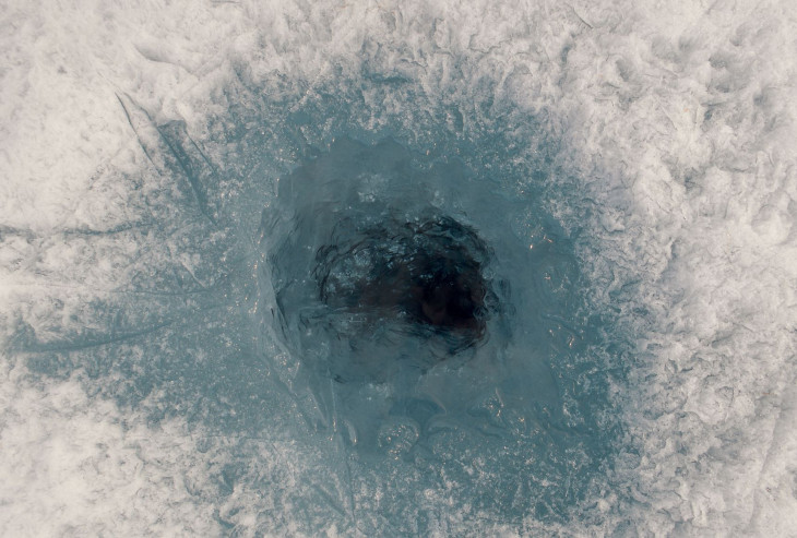 дыра во льду