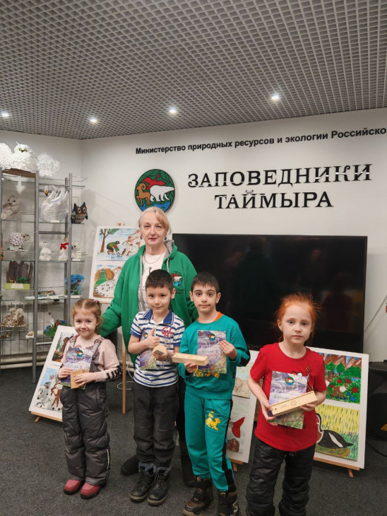 Призы от хаповедников Таймыра и книжка — приятный бонус к дипломам победителей