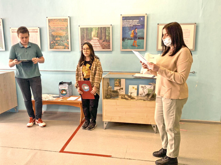 Презентацимя выставки плакатов_Куратора проекта Алёна Захватихата (справа) с авторами