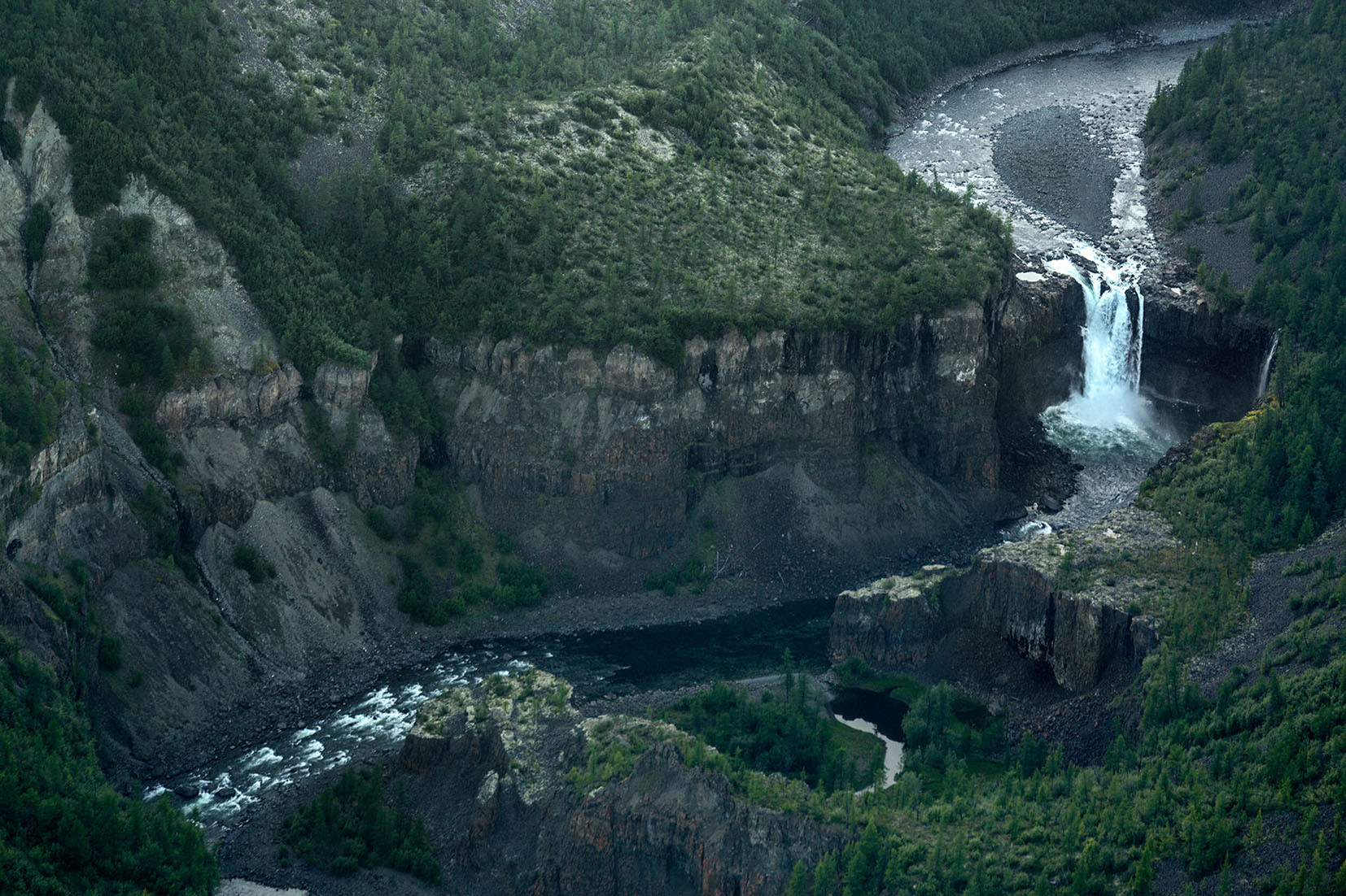 Каскад водопадов в каньоне реки Канда